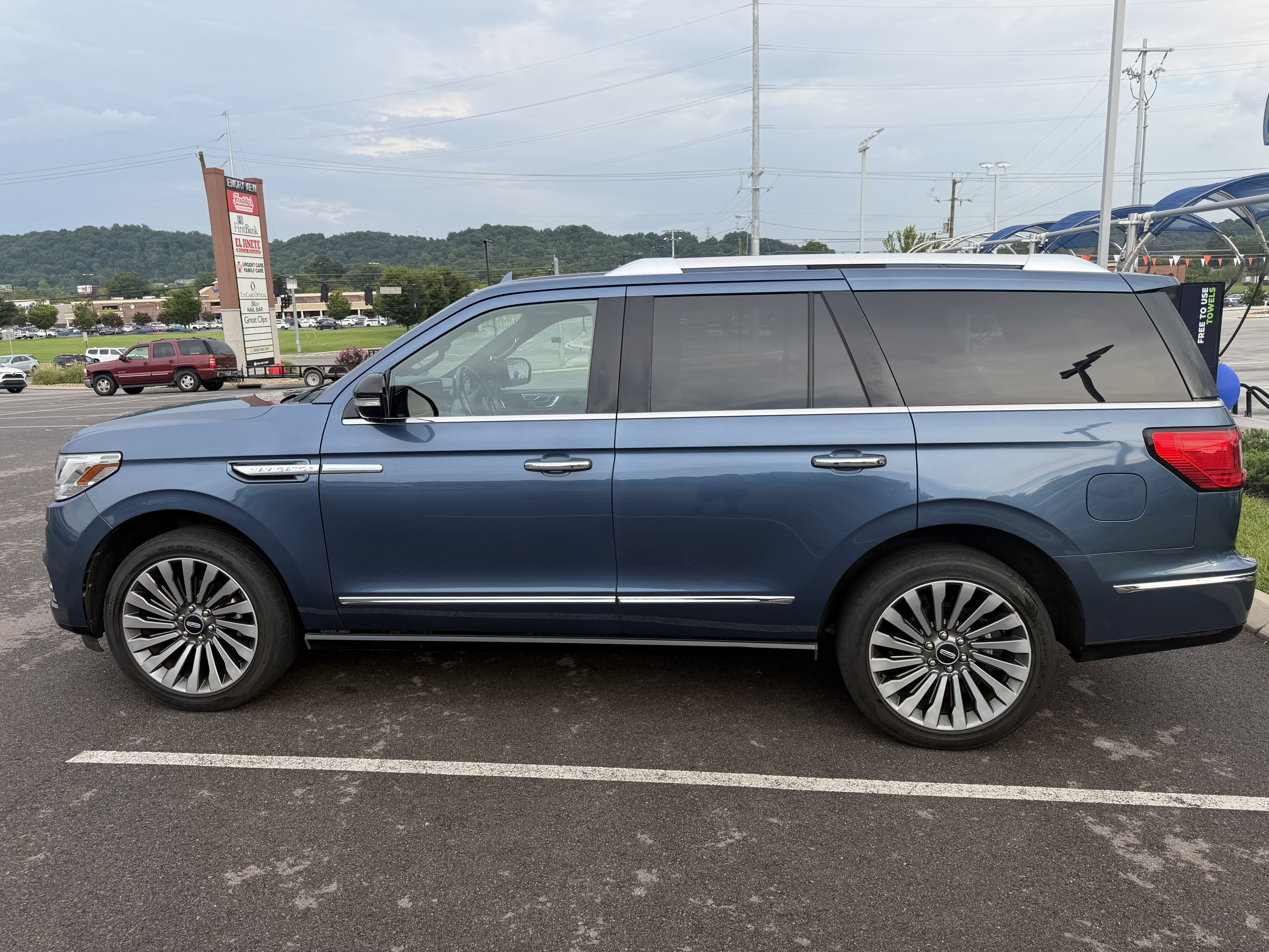Used 2018 Lincoln Navigator Reserve AWD/4WD image 24