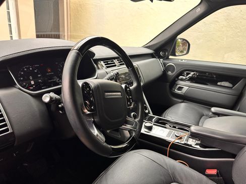Used 2020 Land Rover Range Rover HSE image 2