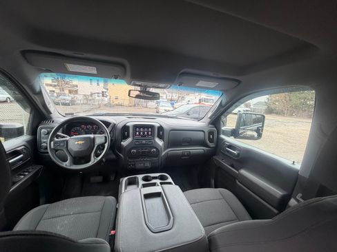 Used 2021 Chevrolet Silverado 2500 Custom w/ Custom Value Package image 12