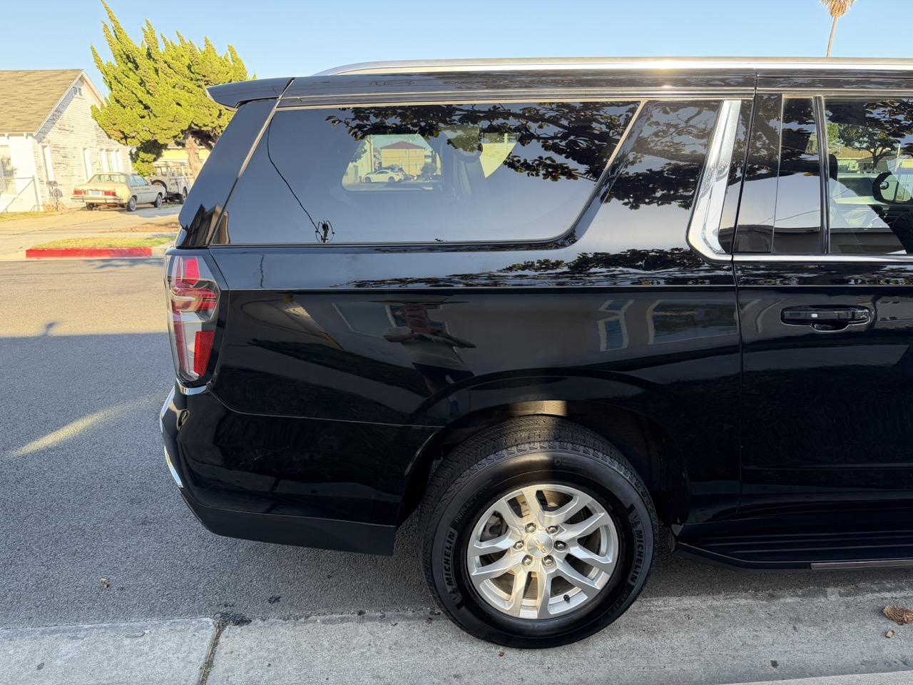 Used 2021 Chevrolet Suburban LT RWD image 2