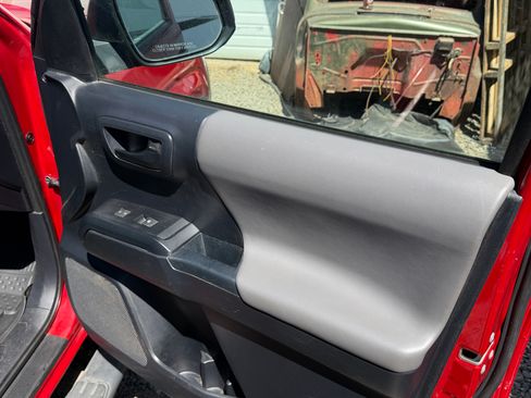 Used 2018 Toyota Tacoma SR RWD image 19
