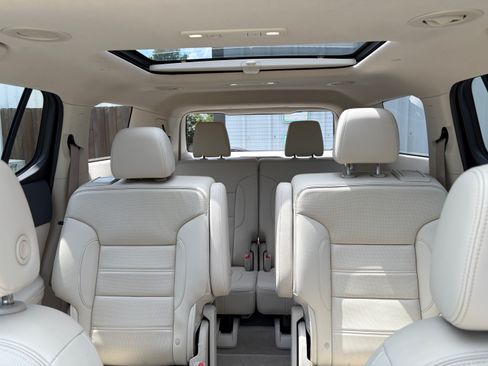 Used 2022 GMC Acadia Denali w/ Denali Ultimate Package FWD image 5