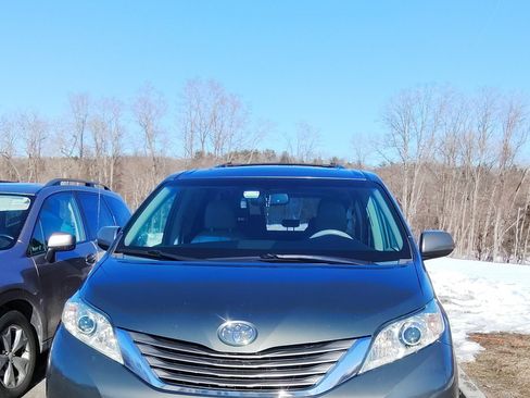 Used 2013 Toyota Sienna XLE image 1