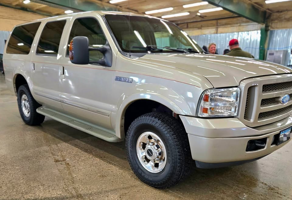 Used 2005 Ford Excursion Limited AWD/4WD image 2