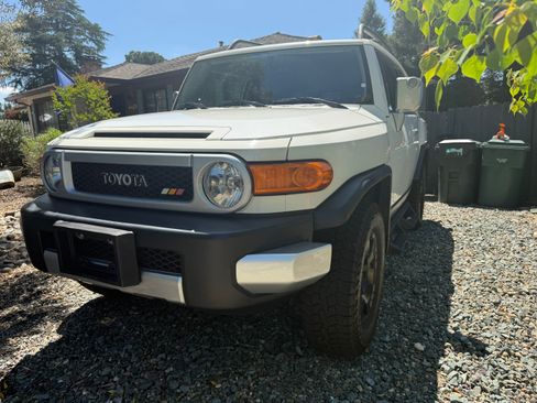 Used 2010 Toyota FJ Cruiser 4WD image 2
