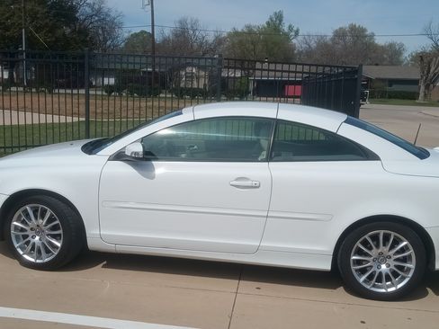 Used 2009 Volvo C70 T5 image 2