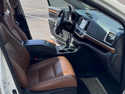 Used 2018 Toyota Highlander Limited image 23