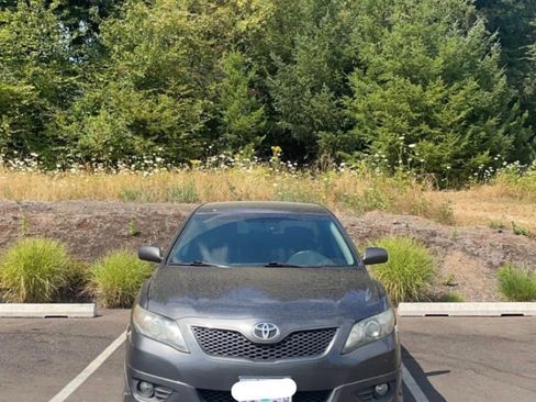 Used 2010 Toyota Camry SE FWD image 1