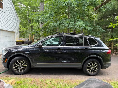 Used 2018 Volkswagen Tiguan SE w/ Panoramic Sunroof Package AWD/4WD image 2