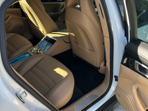 Used 2018 Porsche Panamera image 11