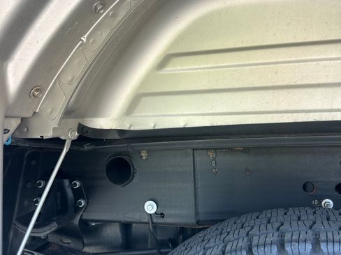 Used 2004 GMC Sierra 3500 SLT w/ Heavy-Duty Power Package image 31