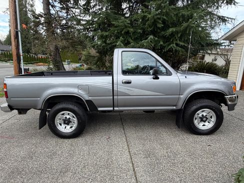 Used 1993 Toyota Pickup Deluxe image 2