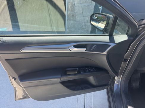 Used 2017 Ford Fusion SE w/ Fusion SE Technology Package image 10