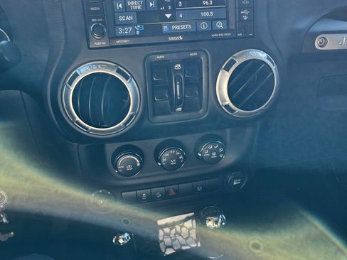 Used 2013 Jeep Wrangler Unlimited Rubicon w/ Connectivity Group image 11