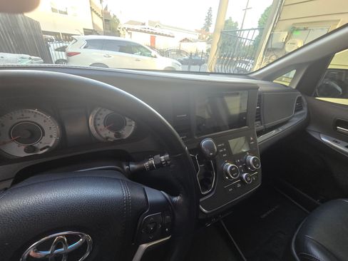 Used 2015 Toyota Sienna SE Premium image 10