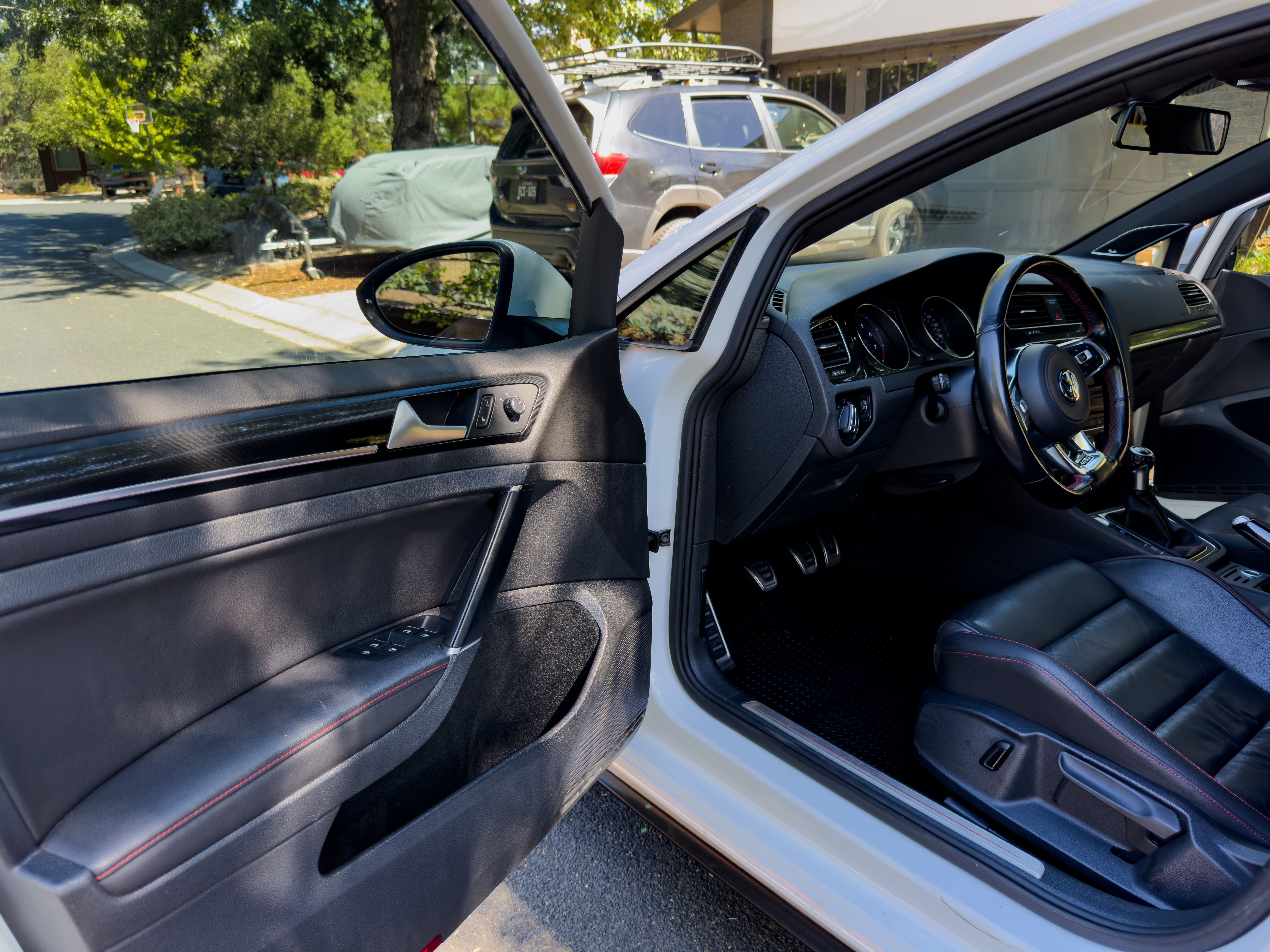 Used 2015 Volkswagen GTI SE FWD image 11