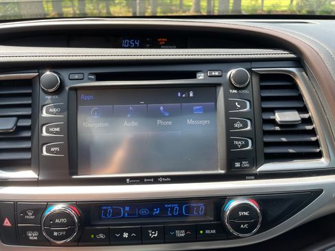 Used 2019 Toyota Highlander XLE image 18