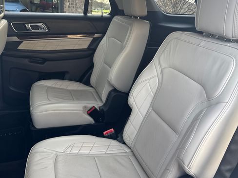 Used 2017 Ford Explorer Platinum image 2