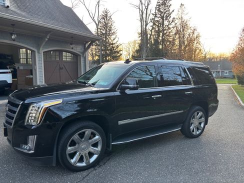 Used 2019 Cadillac Escalade Luxury image 1