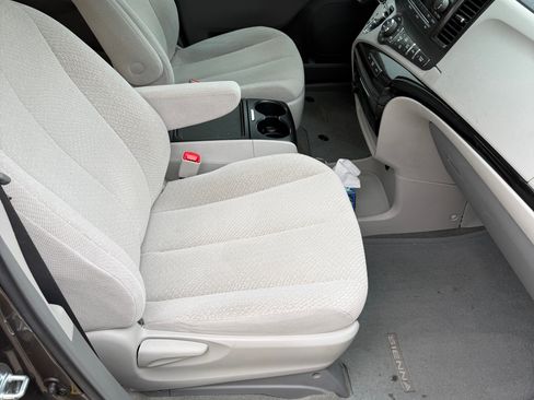 Used 2013 Toyota Sienna LE image 2