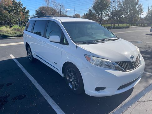 Used 2014 Toyota Sienna LE image 6