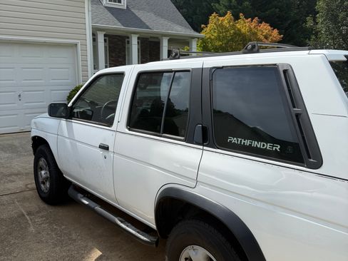 Used 1995 Nissan Pathfinder XE AWD/4WD image 5