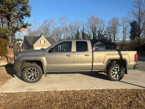 Used 2017 GMC Sierra 1500 SLT image 2