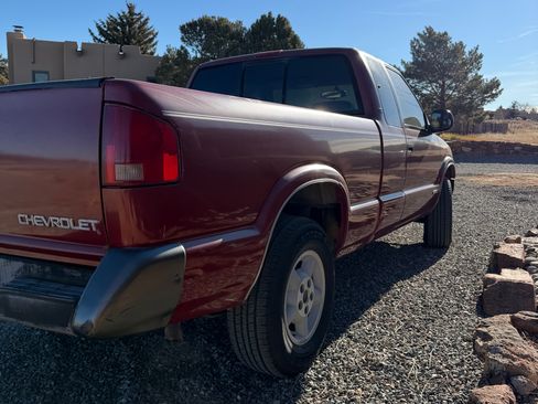 Used 1997 Chevrolet S10 Pickup LS w/ Preferred Equipment Group image 13
