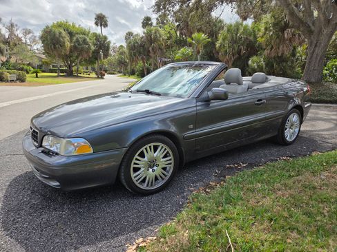 Used 2004 Volvo C70 LT image 2