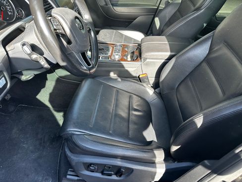 Used 2016 Volkswagen Touareg Sport image 11