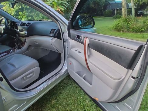 Used 2012 Toyota Highlander Limited w/ Tow Pkg FWD image 6