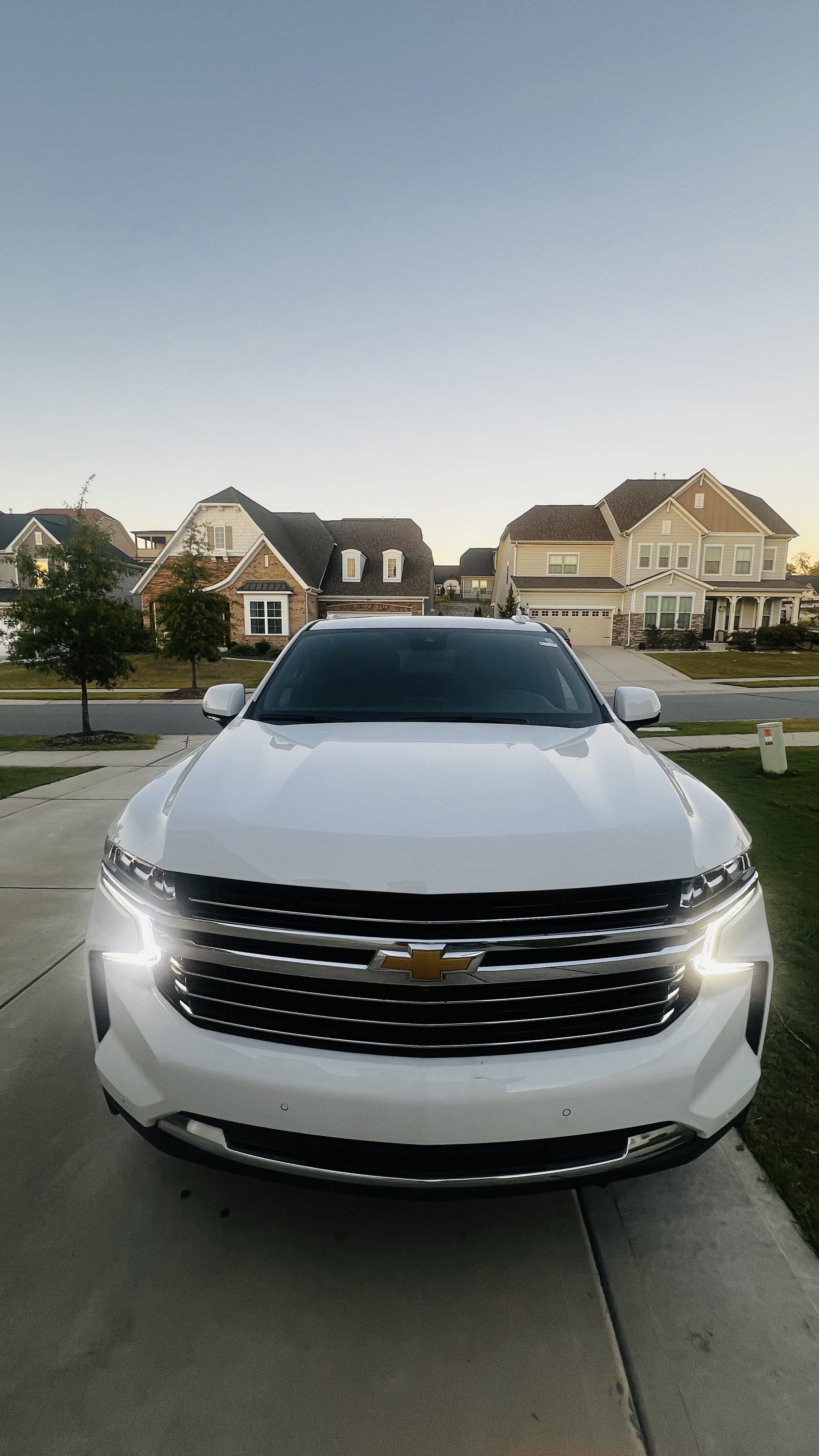 Used 2023 Chevrolet Suburban LT w/ Luxury Package AWD/4WD image 2