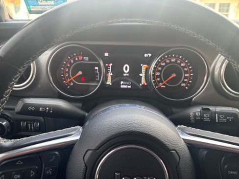 Used 2018 Jeep Wrangler Unlimited Sahara w/ Dual Top Group AWD/4WD image 11