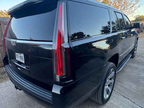 Used 2017 Cadillac Escalade ESV Luxury image 16