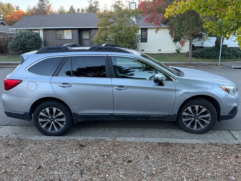 Used 2015 Subaru Outback 2.5i Limited image 1