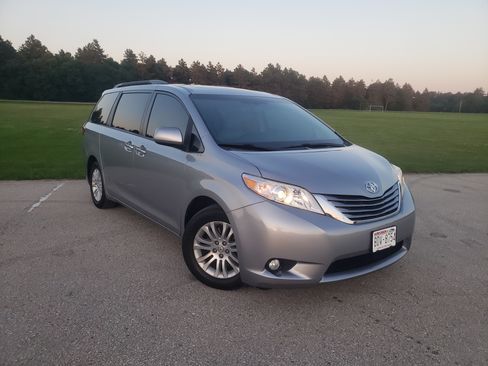 Used 2017 Toyota Sienna XLE FWD image 2