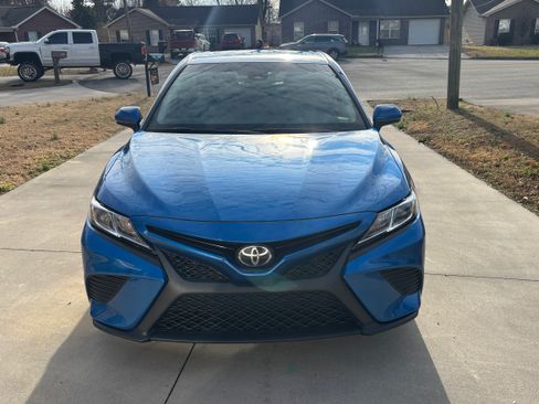 Used 2018 Toyota Camry SE image 2