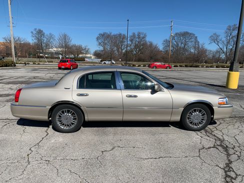 Used 2010 Lincoln Town Car Signature Limited image 10