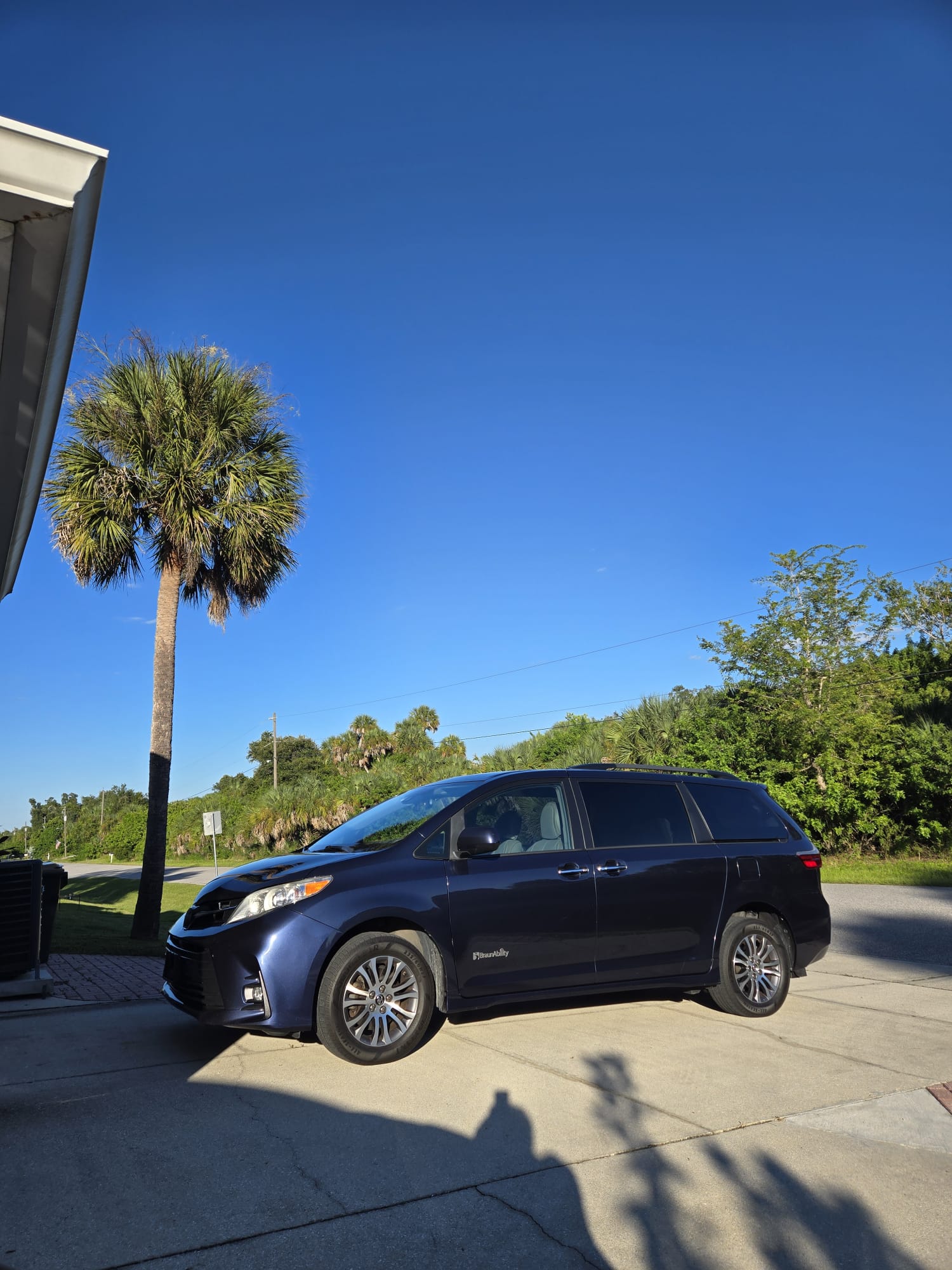 Used 2018 Toyota Sienna XLE w/ XLE Navigation Package FWD image 4