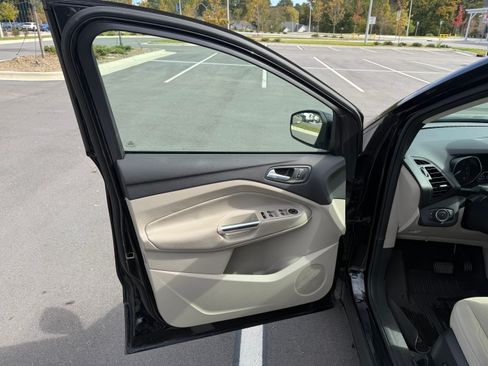 Used 2019 Ford Escape SE image 5