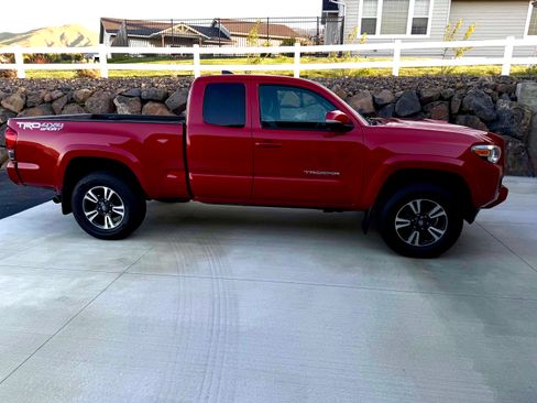 Used 2017 Toyota Tacoma TRD Sport w/ Tow Package image 2