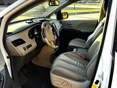 Used 2013 Toyota Sienna Limited w/ Premium Pkg image 11