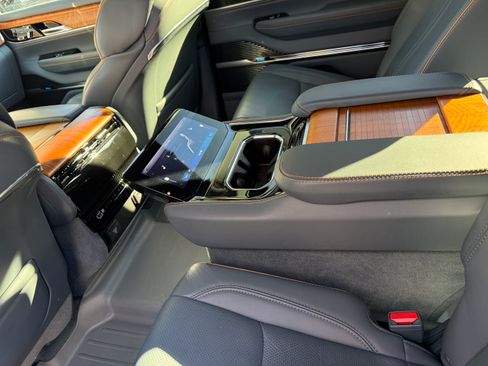 Used 2022 Jeep Grand Wagoneer Series II image 16