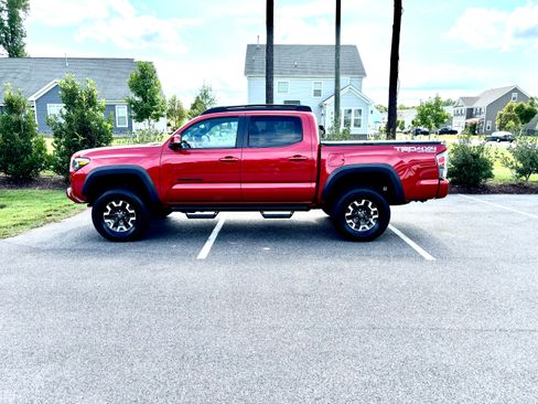Used 2022 Toyota Tacoma TRD Off-Road w/ Technology Package AWD/4WD image 4