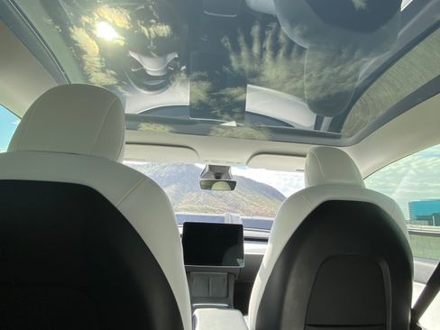 Used 2022 Tesla Model Y Performance AWD/4WD image 9