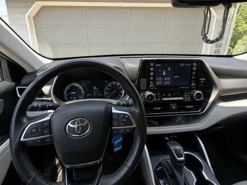 Used 2021 Toyota Highlander XLE AWD/4WD image 11