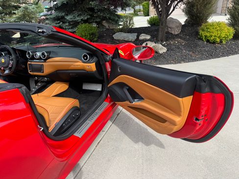 Used 2015 Ferrari California T RWD image 24