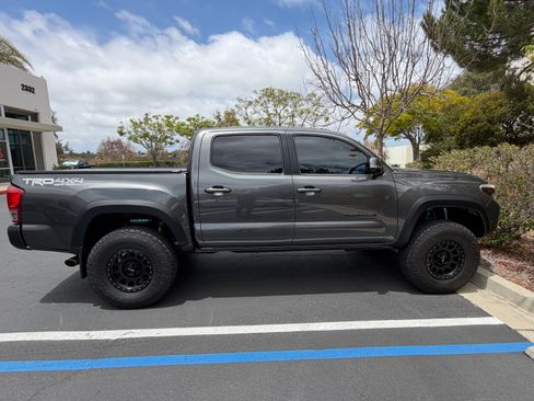 Used 2017 Toyota Tacoma TRD Off-Road w/ Tow Package (A/T) AWD/4WD image 15