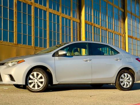 Used 2015 Toyota Corolla LE FWD image 5