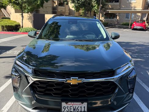 Used 2025 Chevrolet Trax LT FWD image 2